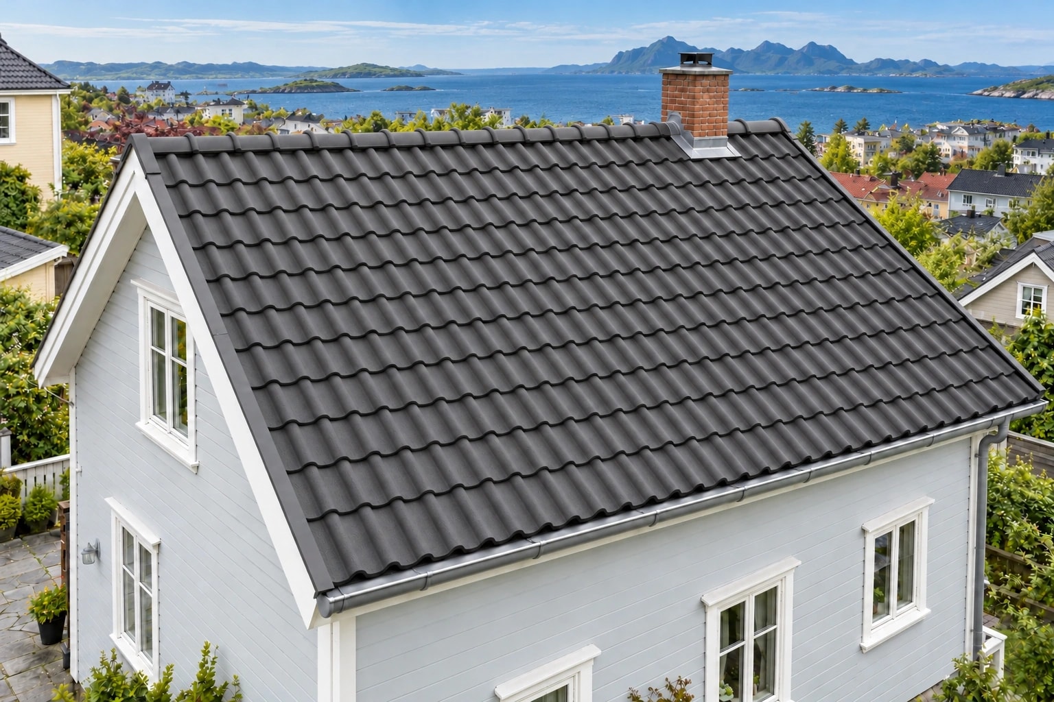 Illustrasjon av huset med ny takstein og nye beslag